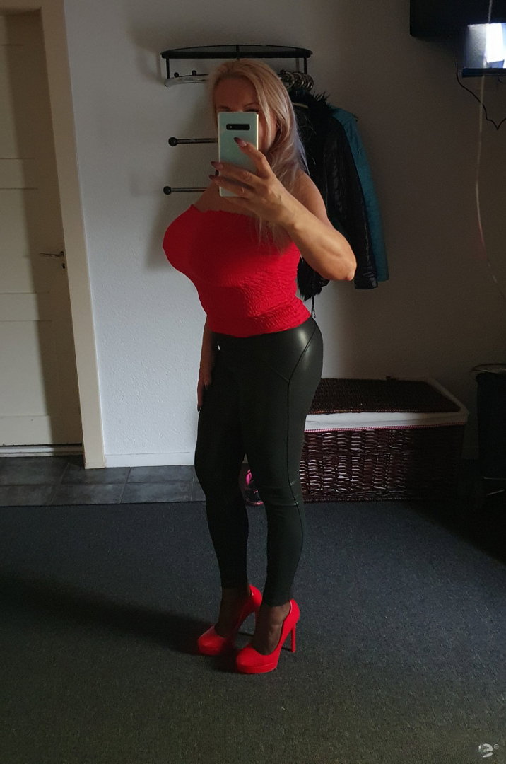 Jessica Xxl Boobs Milf Bis Diese Woche Sonntagmorgen In Luzern - foto 2