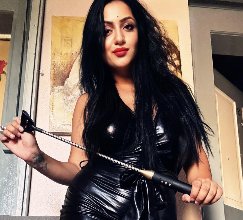 Geile Echte Brueste Und Ganzrasierte Muschi Party Girl - foto 4