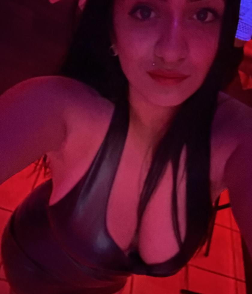 Geile Echte Brueste Und Ganzrasierte Muschi Party Girl - foto 6