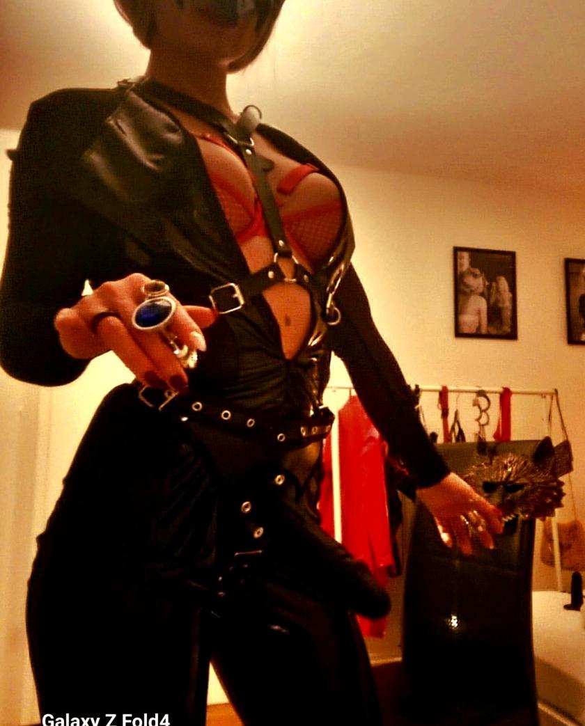 Mistress Lilyth - photo 1