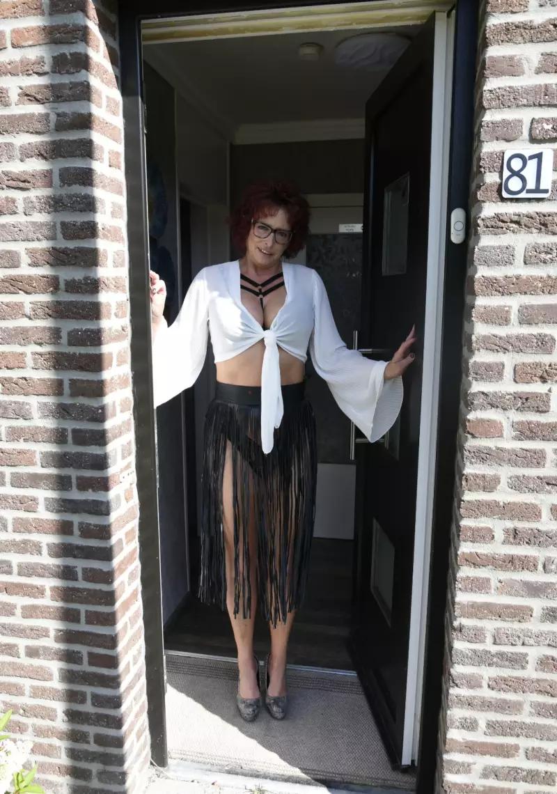 Vlaamse Bi Milf En Airco Staat Aan - photo 47