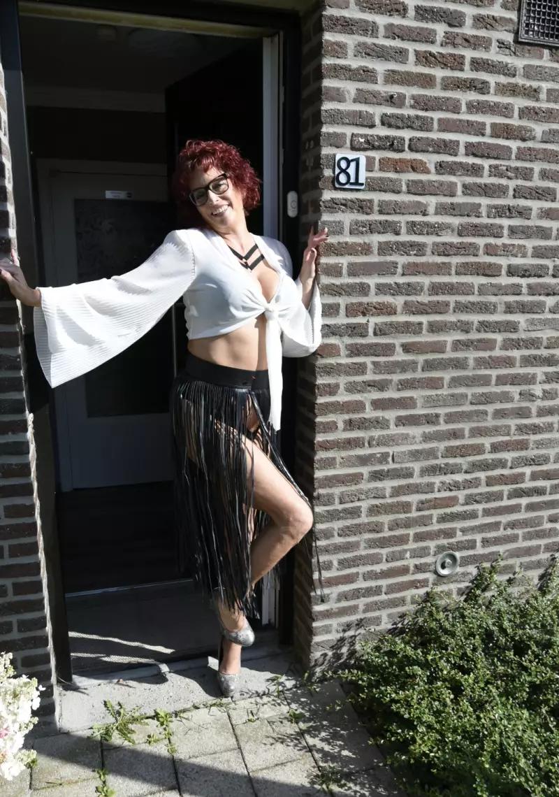 Vlaamse Bi Milf En Airco Staat Aan - photo 24