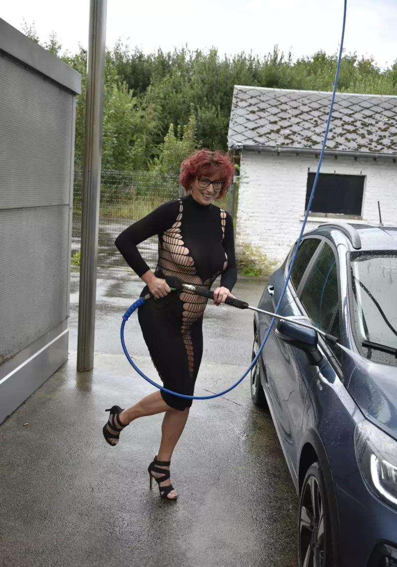 Vlaamse Bi Milf En Airco Staat Aan - photo 48