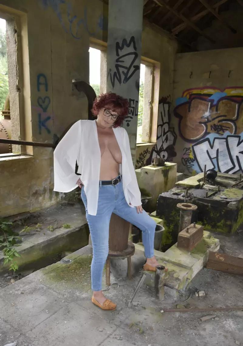 Vlaamse Bi Milf En Airco Staat Aan - photo 36