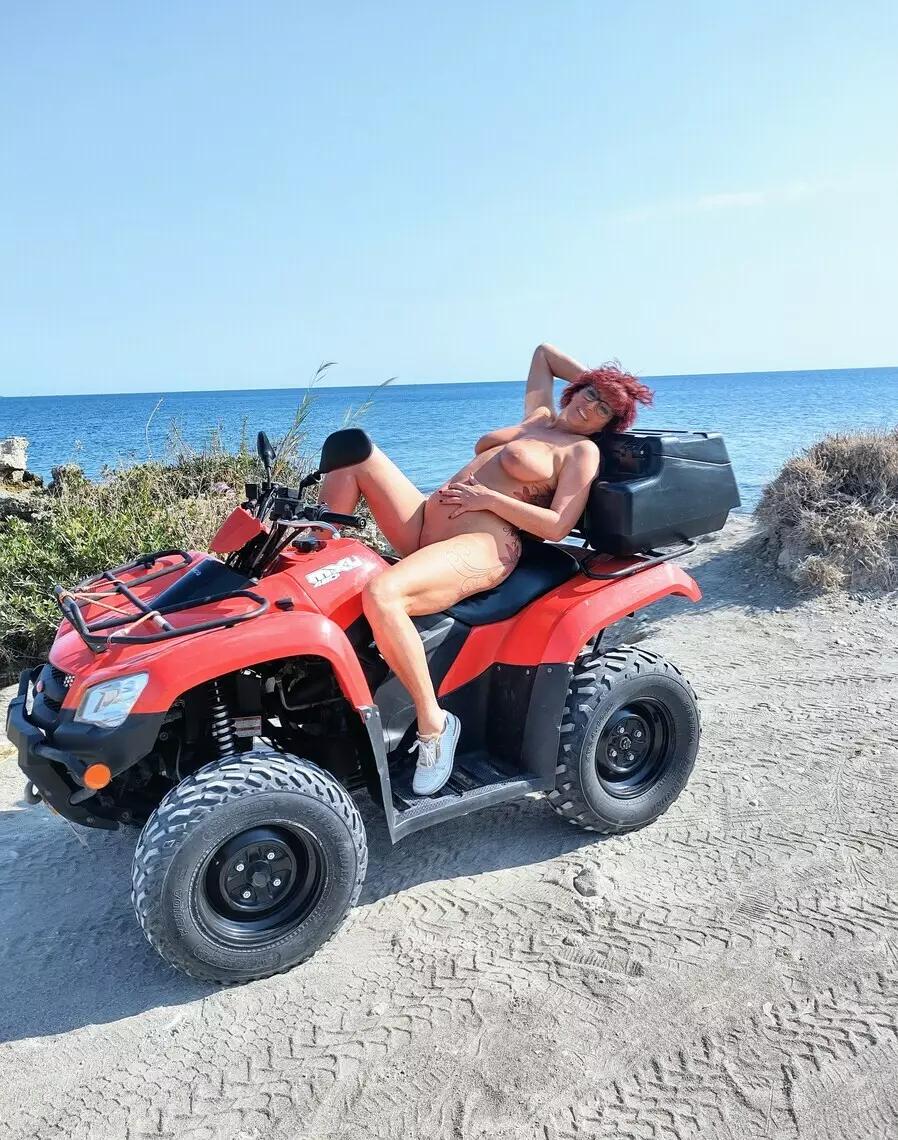 Vlaamse Bi Milf En Airco Staat Aan - photo 40