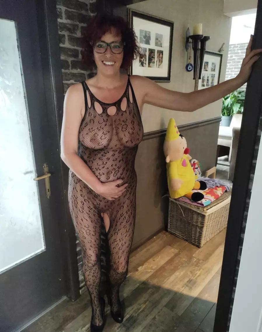 Vlaamse Bi Milf En Airco Staat Aan - photo 43