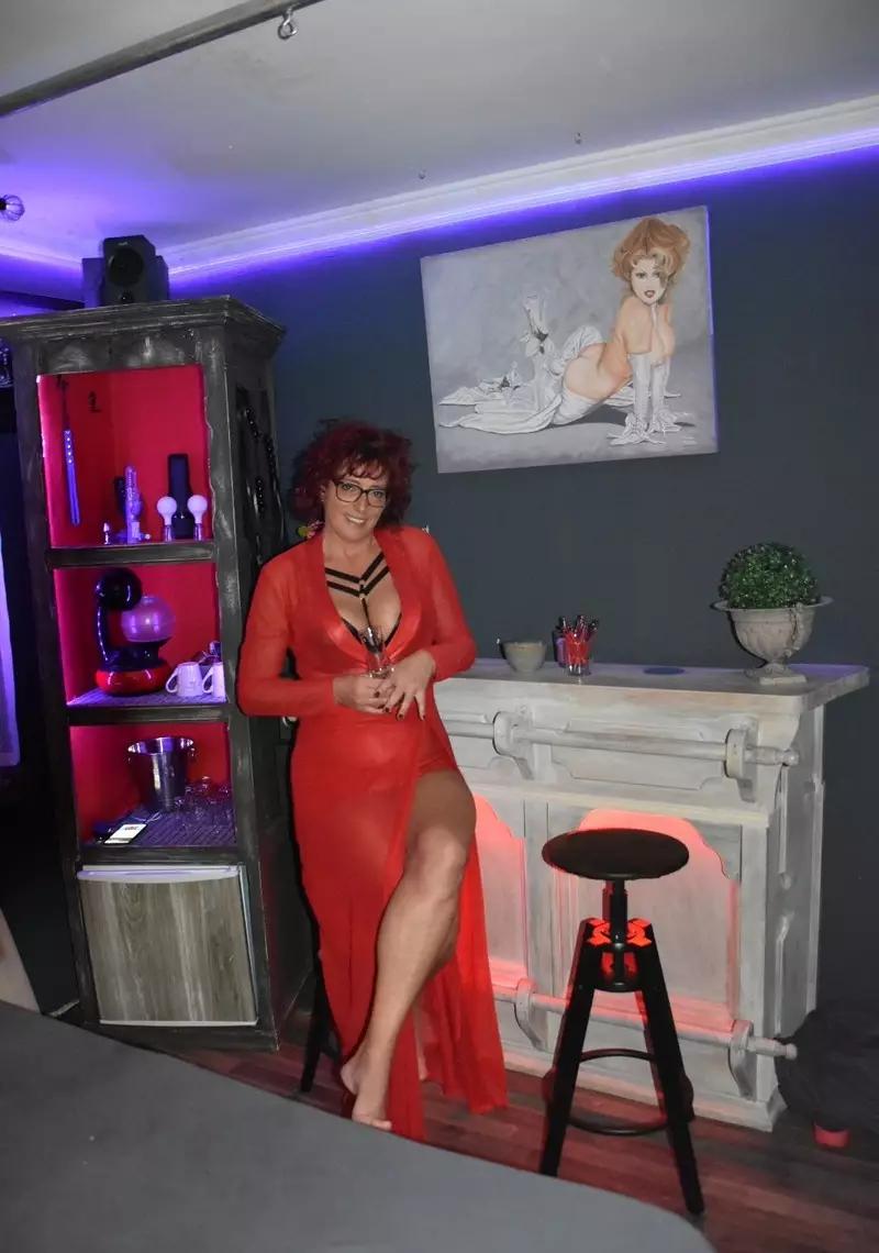Vlaamse Bi Milf En Airco Staat Aan - photo 18