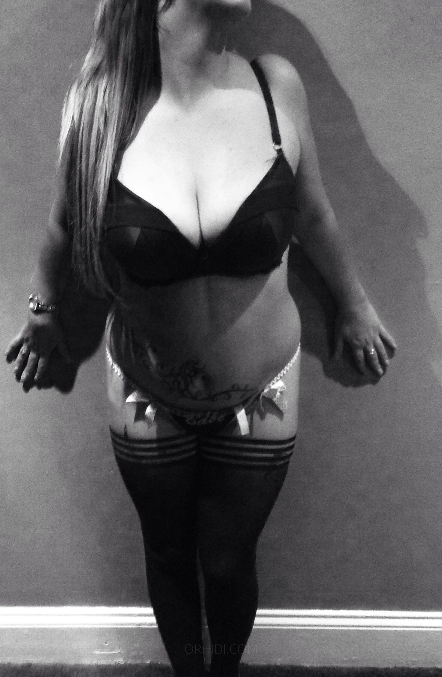 Busty Dana Lee - photo 10