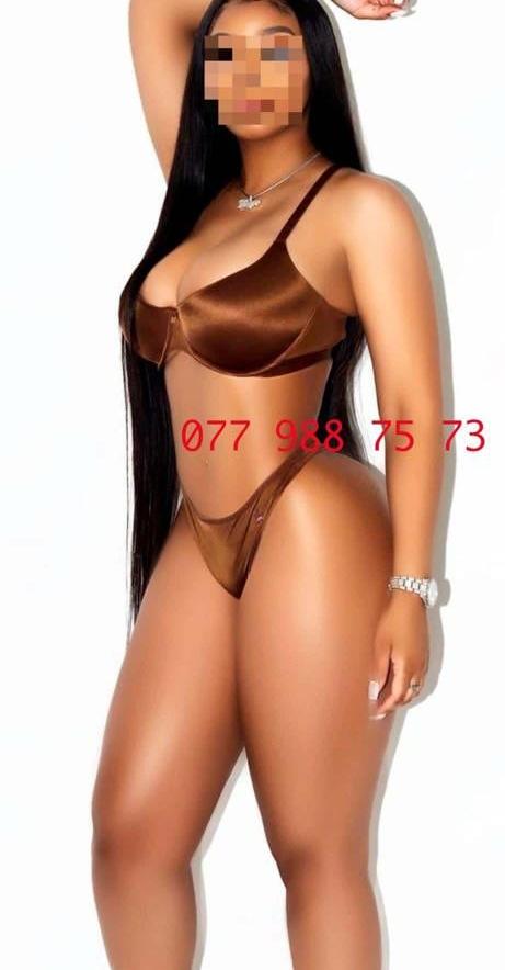 Sexy Latin Bombshell - foto 2