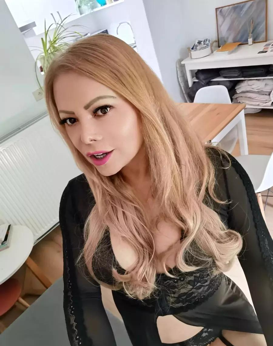 Petite Blonde Last Tour In Europe - foto 1
