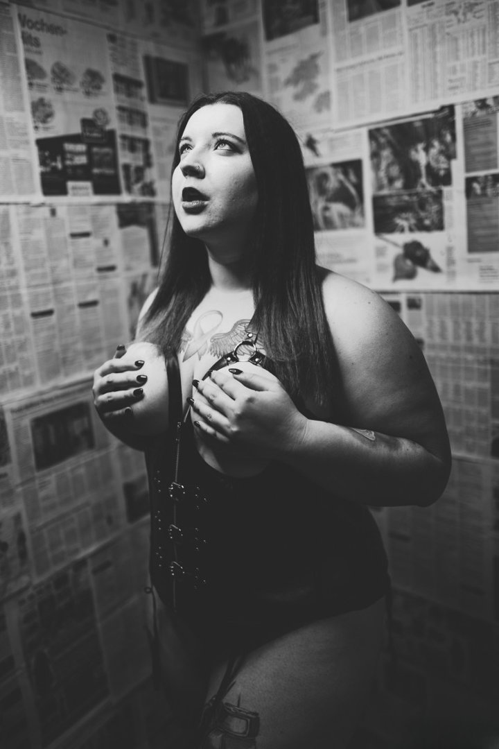Wieder Aktiv Molliges Ch Girl Verchouft Heissi Videos Fotos Uf Whatsapp - foto 1