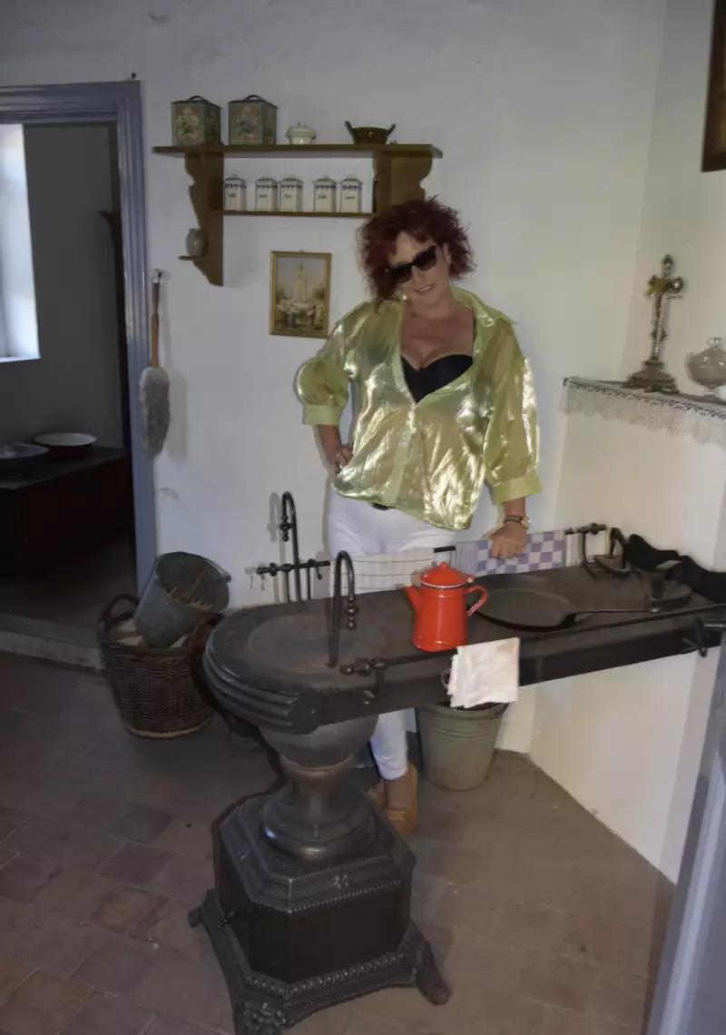 Vlaamse Bi Milf En Airco Staat Aan - photo 9
